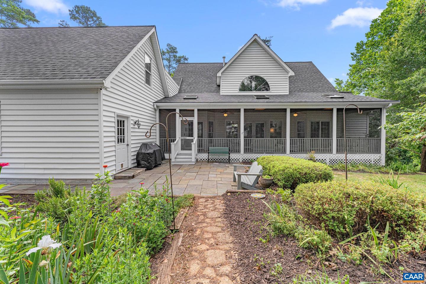 690 Page St, Scottsville