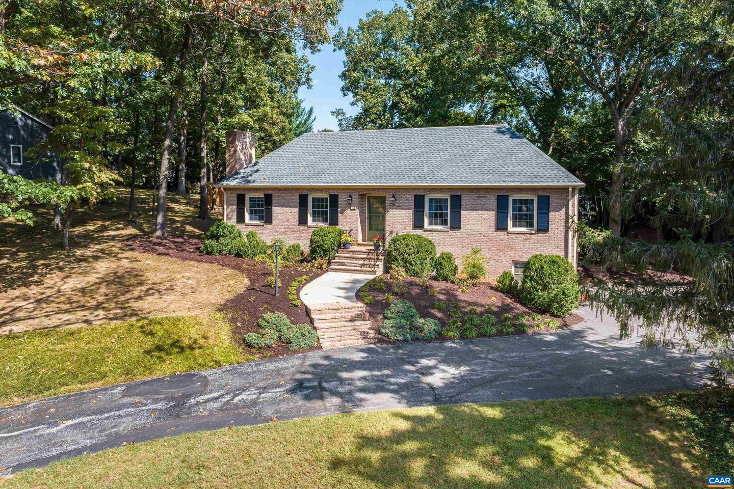 31 Oak Ln, Staunton