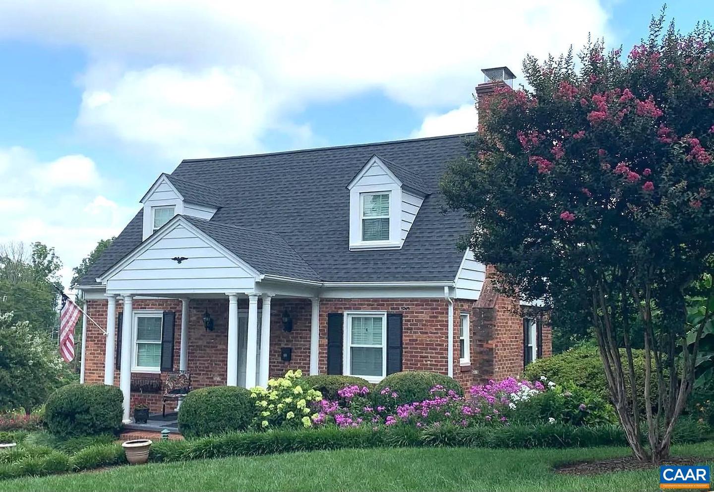 221 Lee Ave
