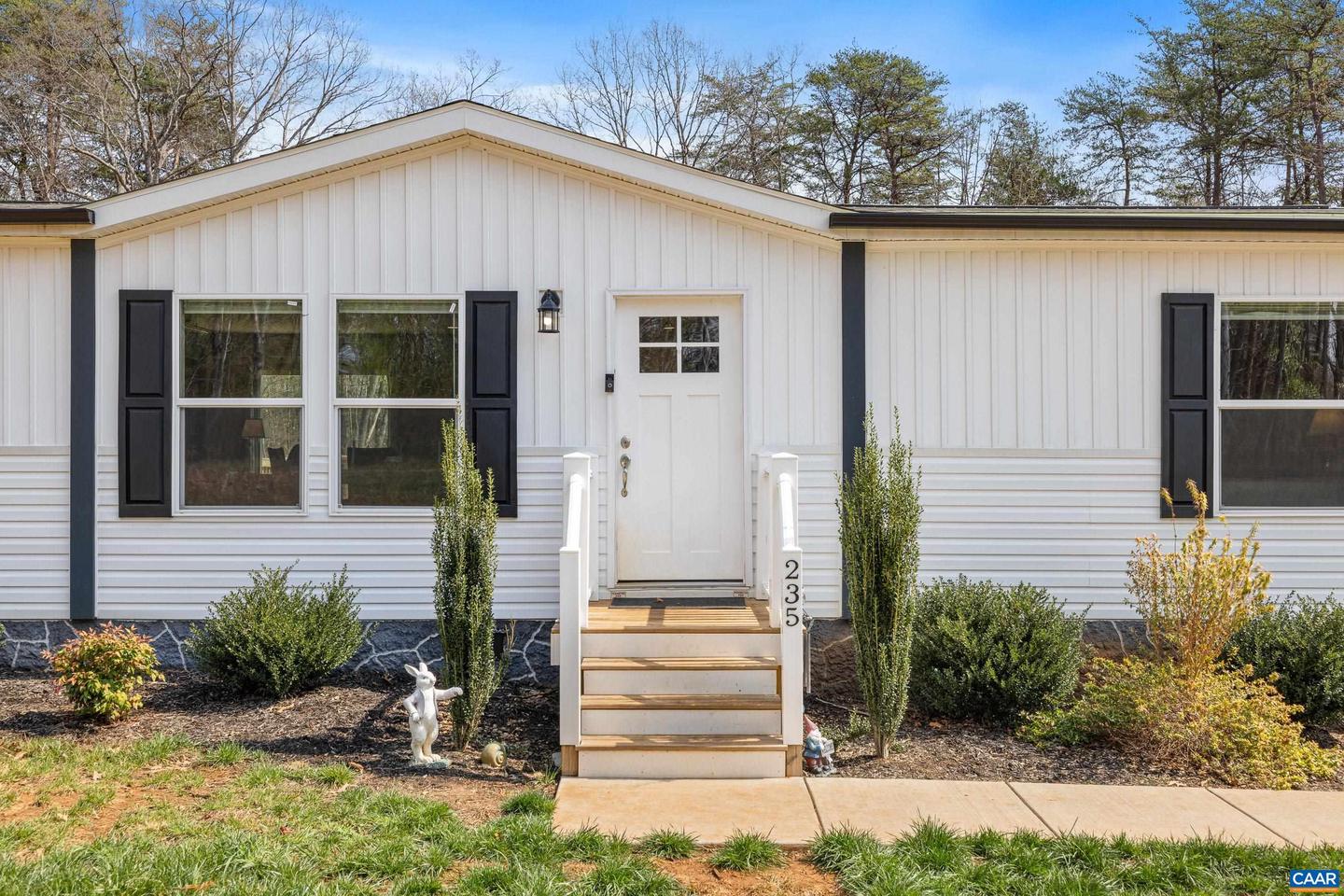 235 Shores Rd, Palmyra