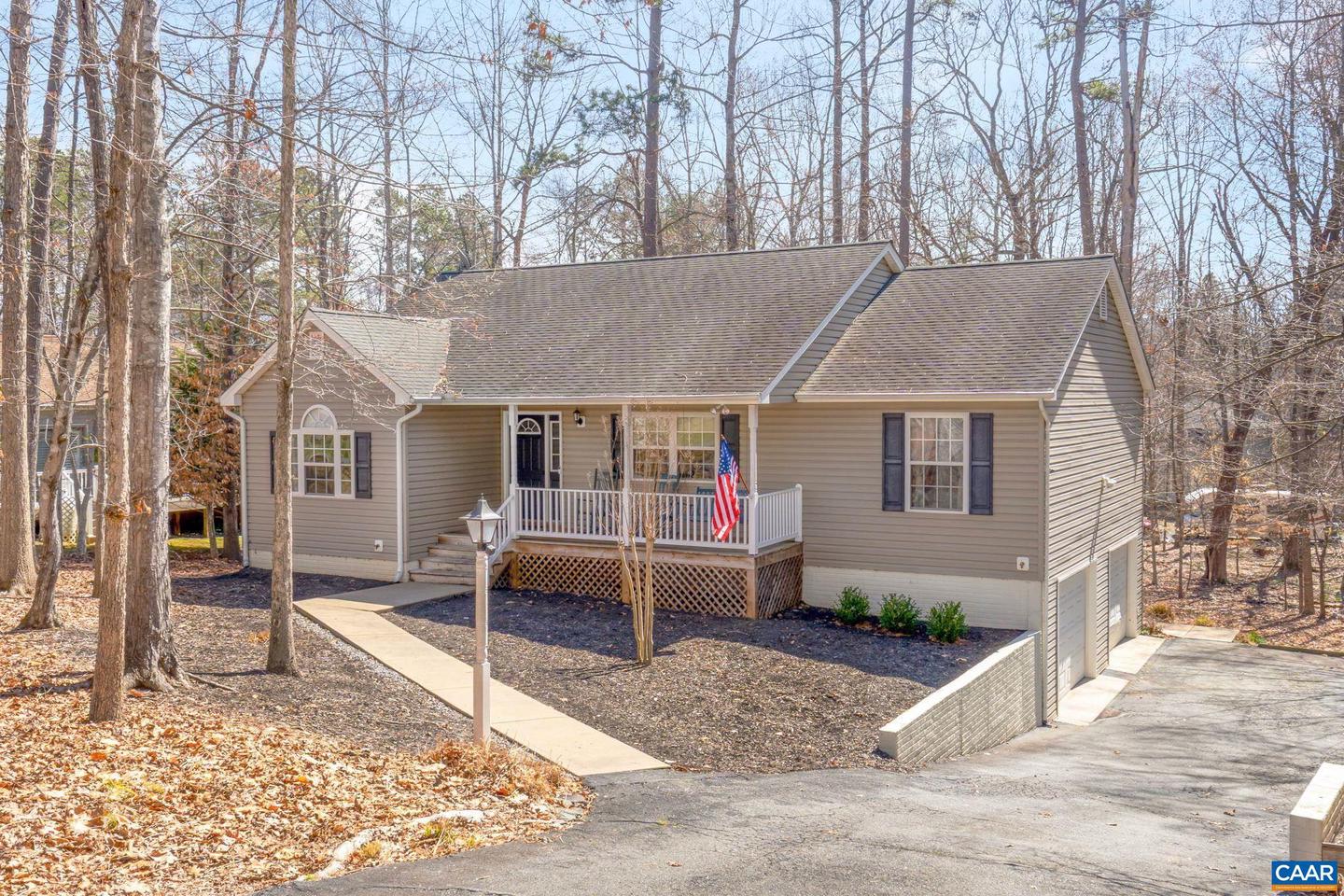 37 West Lake Forest Dr, Palmyra
