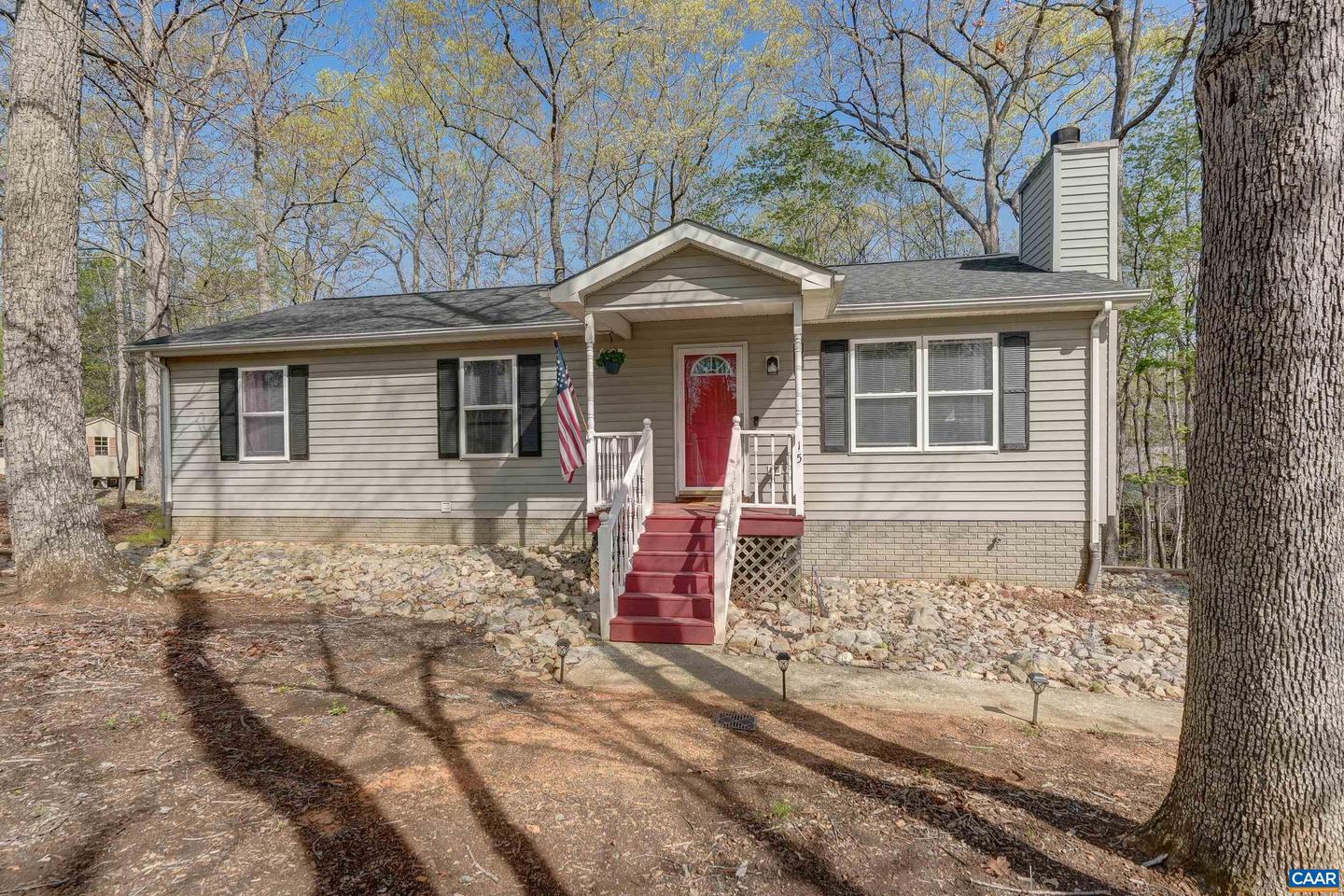 15 Austin Dr, Palmyra