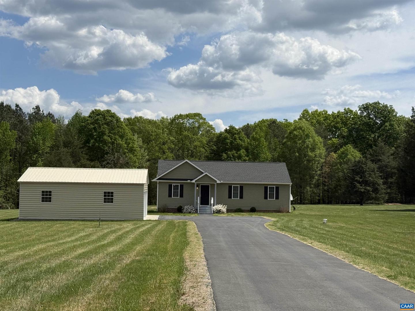 1444 School Bus Rd, Louisa
