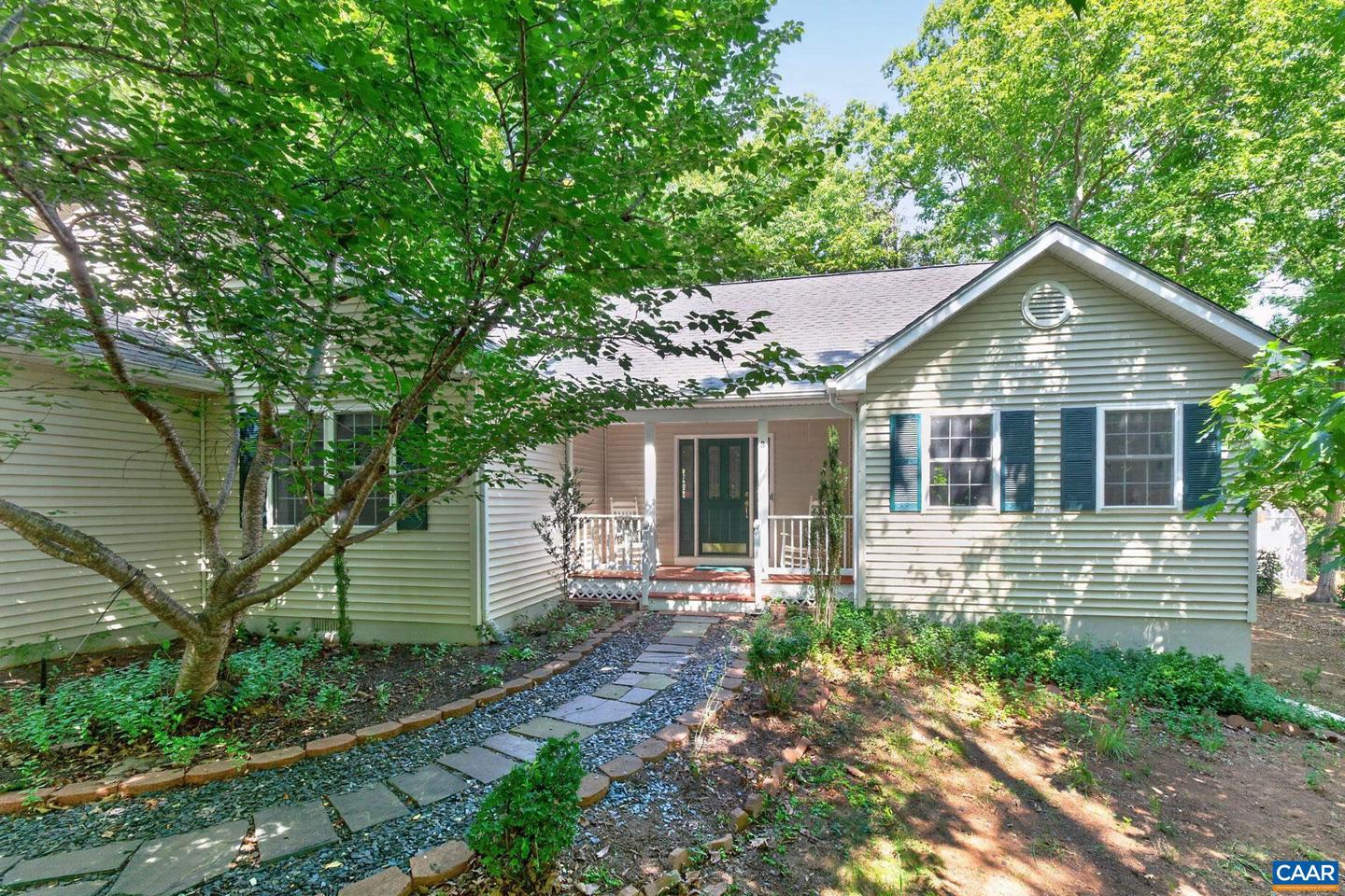 8 Rockwood Ln