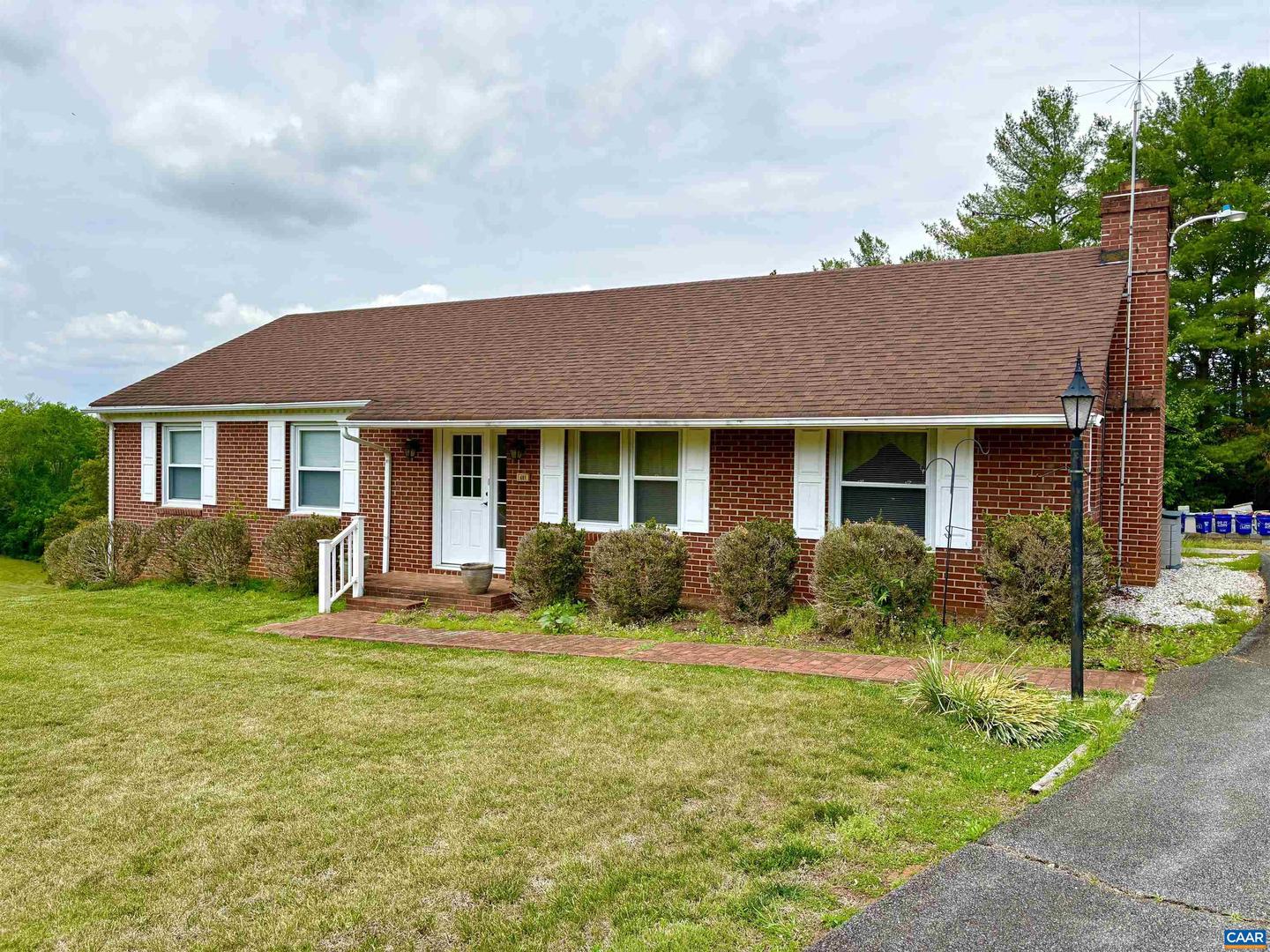 601 Lake View Ln