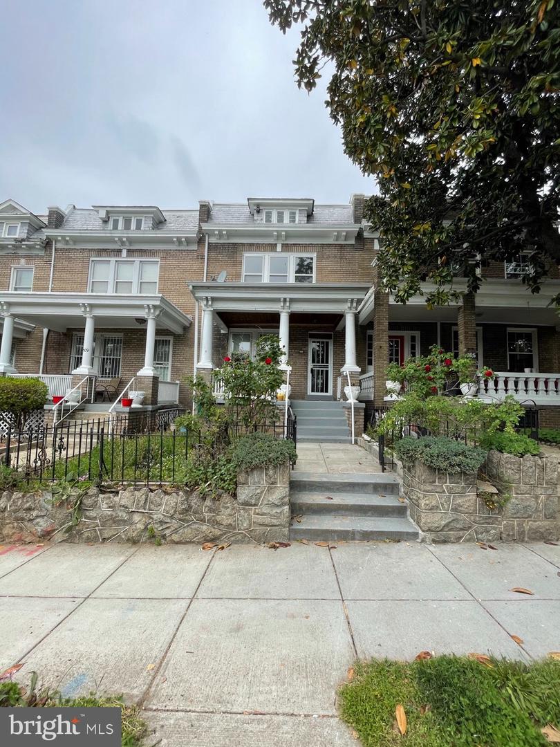707 Otis Place NW