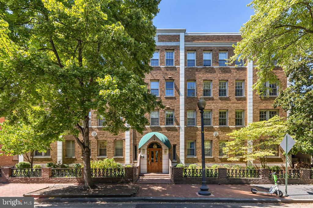 18 9th Street NE #302, Washington