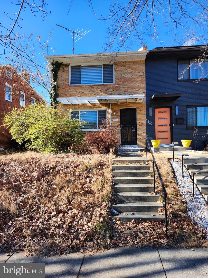 4928 8th Street NE
