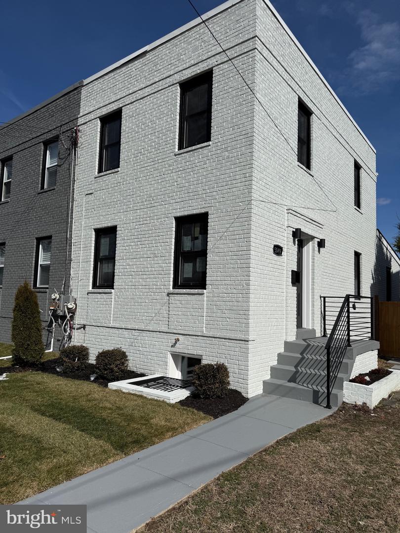 5049 8th Street NE, Washington