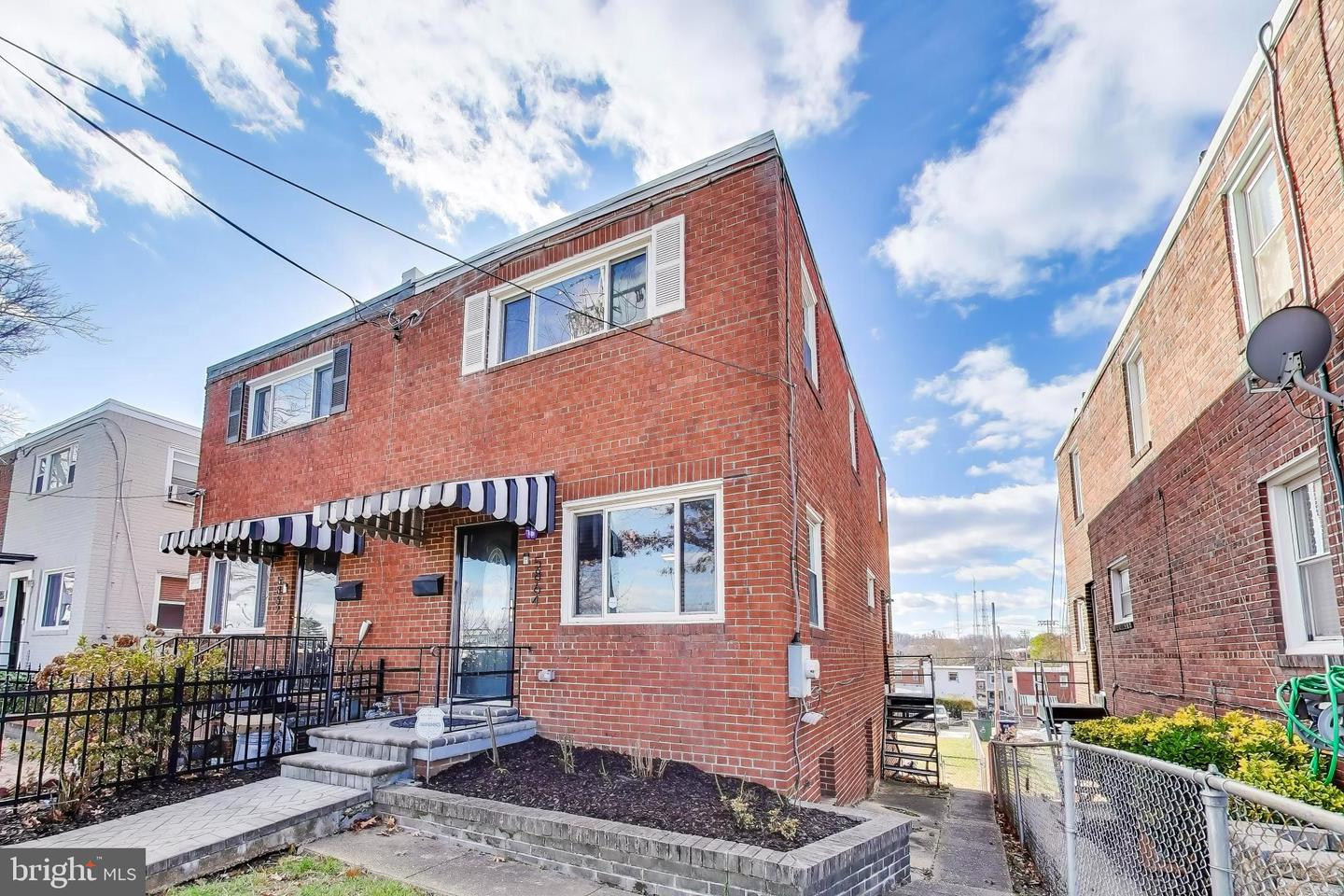 5864 Eastern Avenue NE, Washington