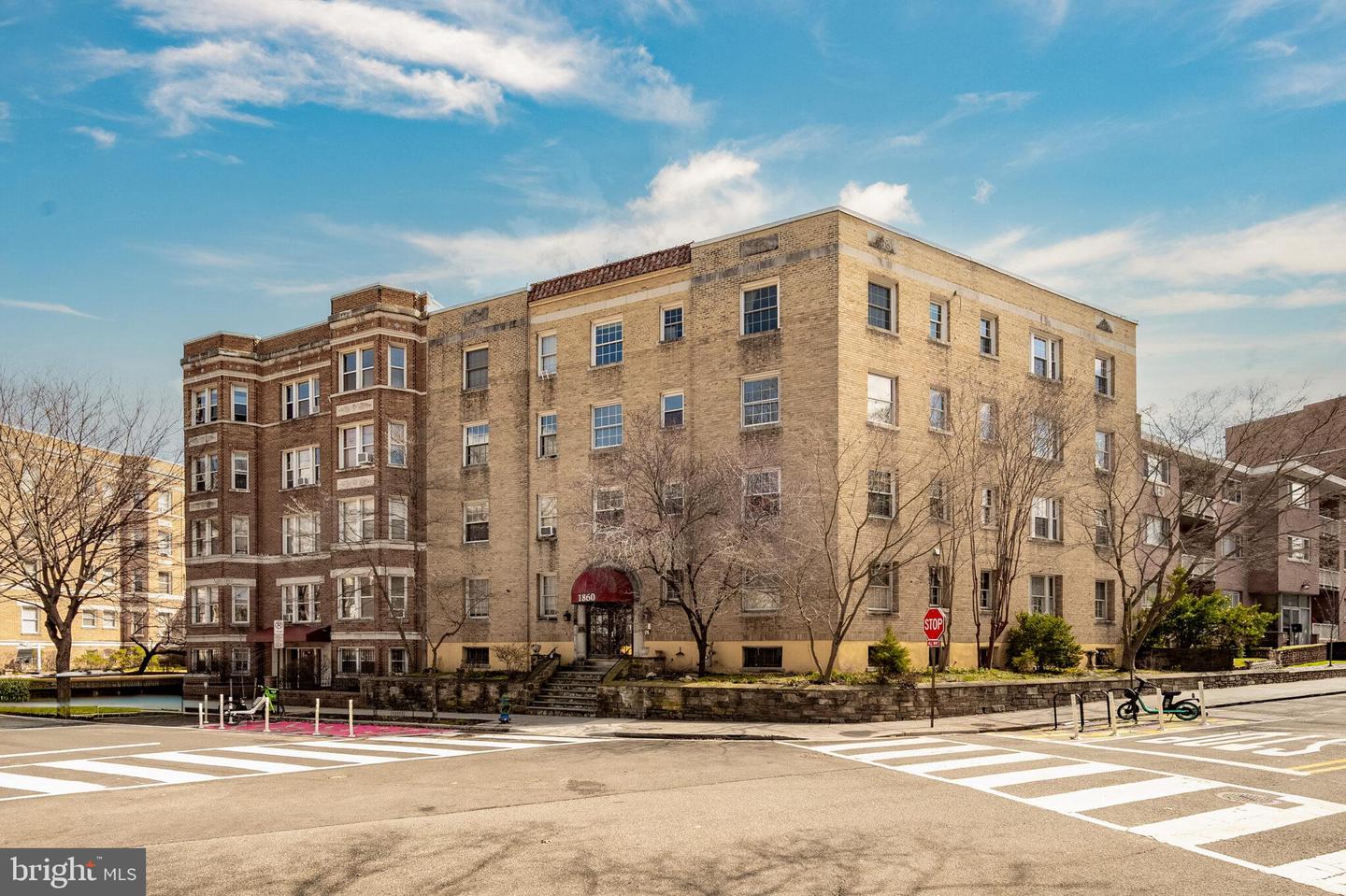 1860 Clydesdale Place NW #105