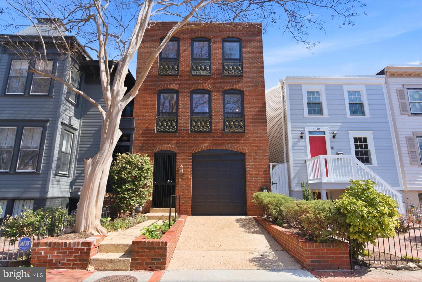 306 9th Street SE