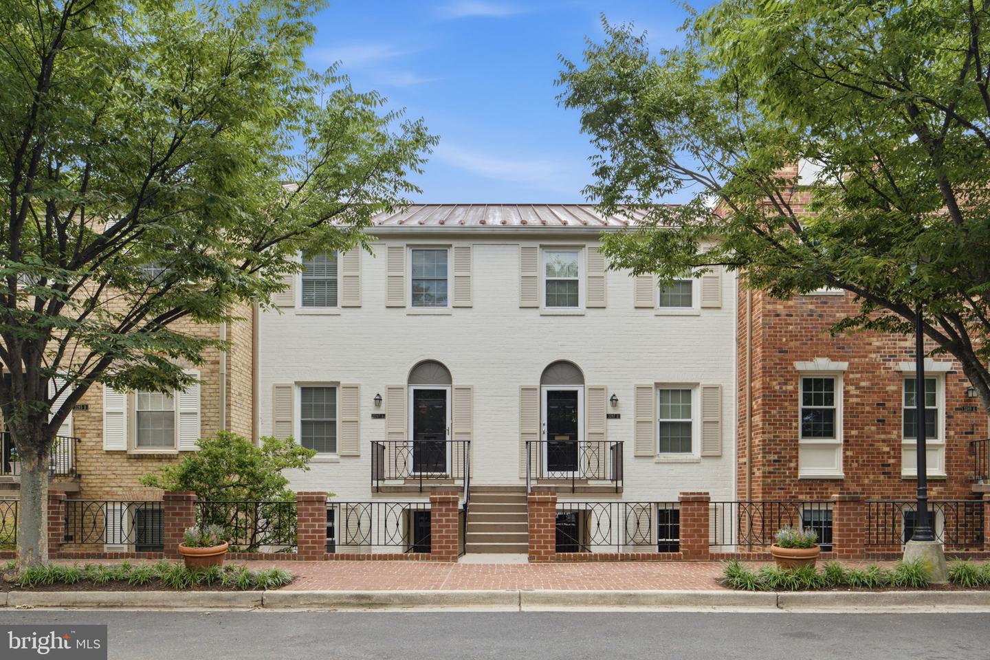 3287 Sutton Place NW #d