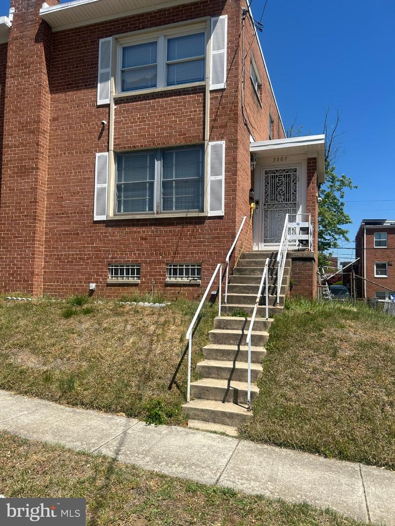 5507 5th Street NE
