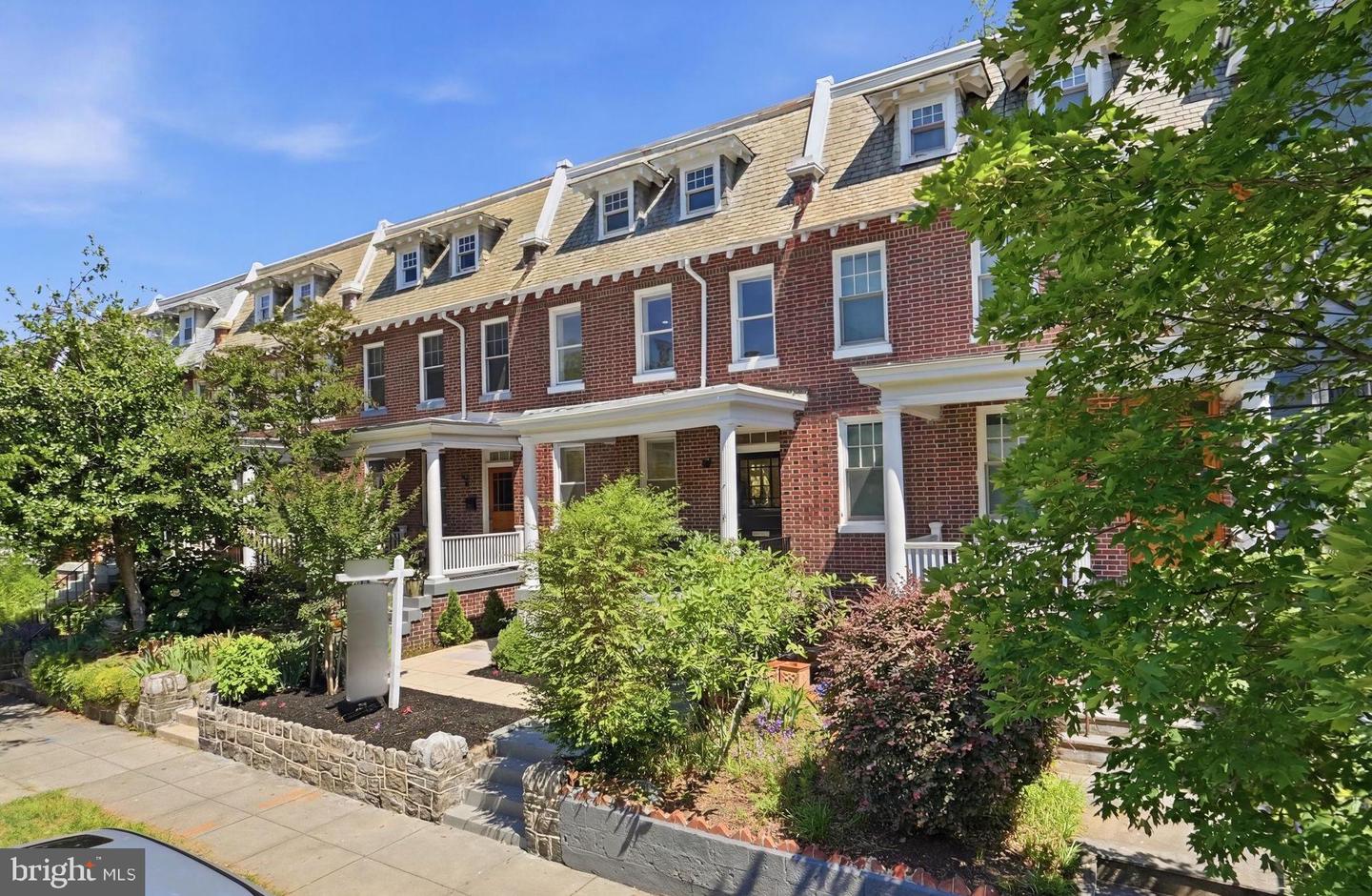 634 Lexington Place NE