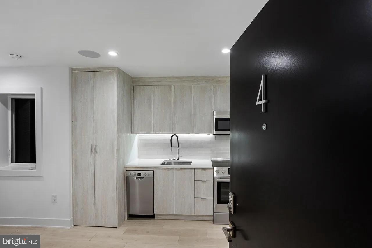 4 R Street NW #4