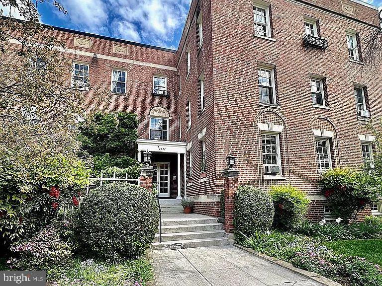 2527 Q Street NW #206