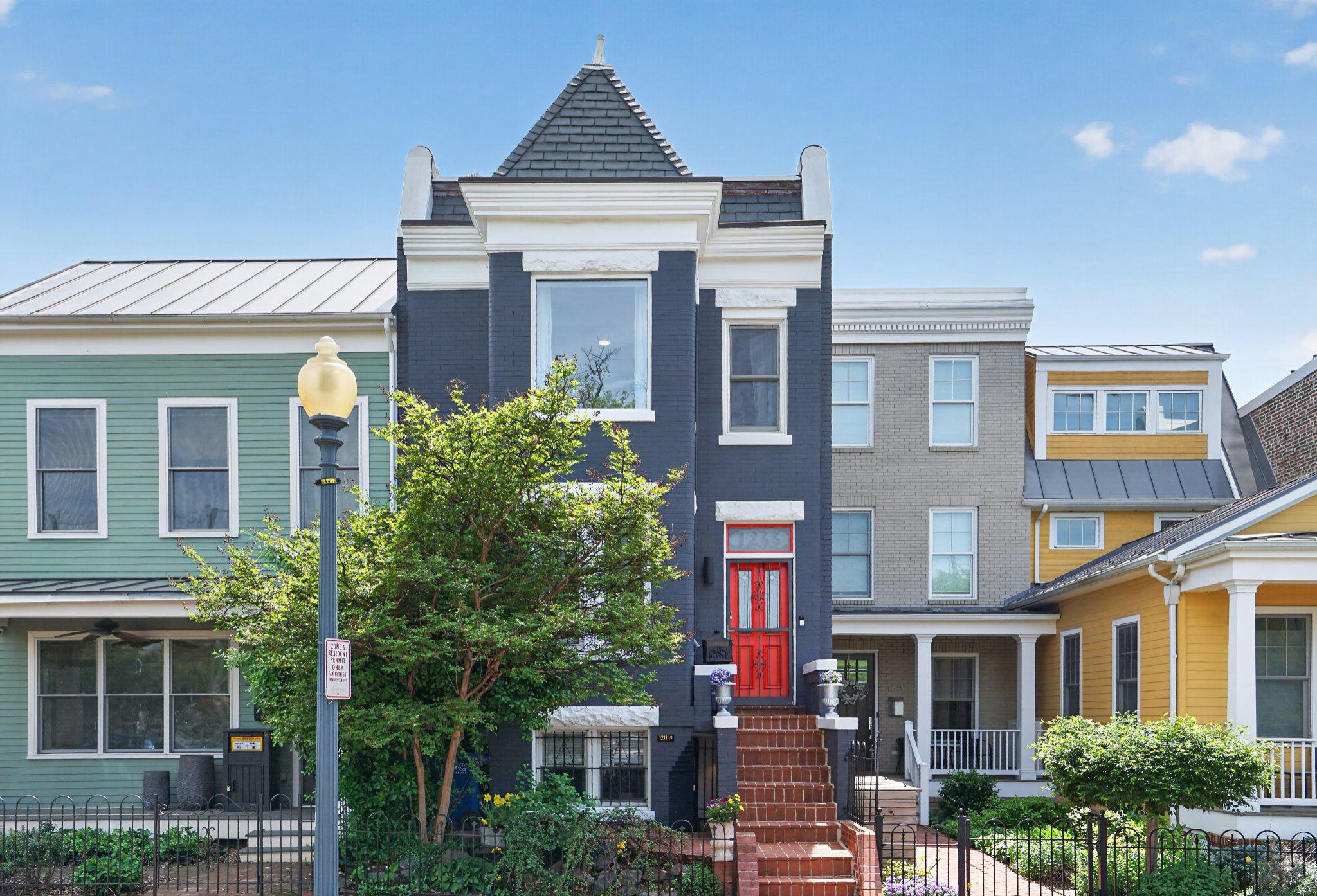 1233 E St SE
