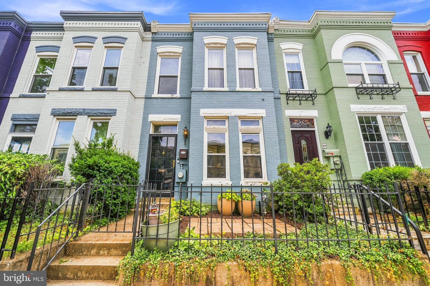 1327 Emerald Street NE
