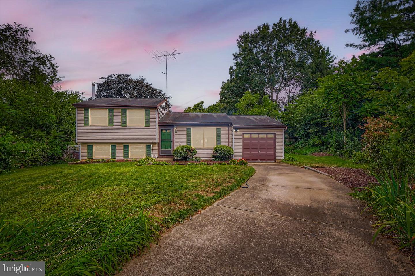 7735 Leaside Court, Hanover