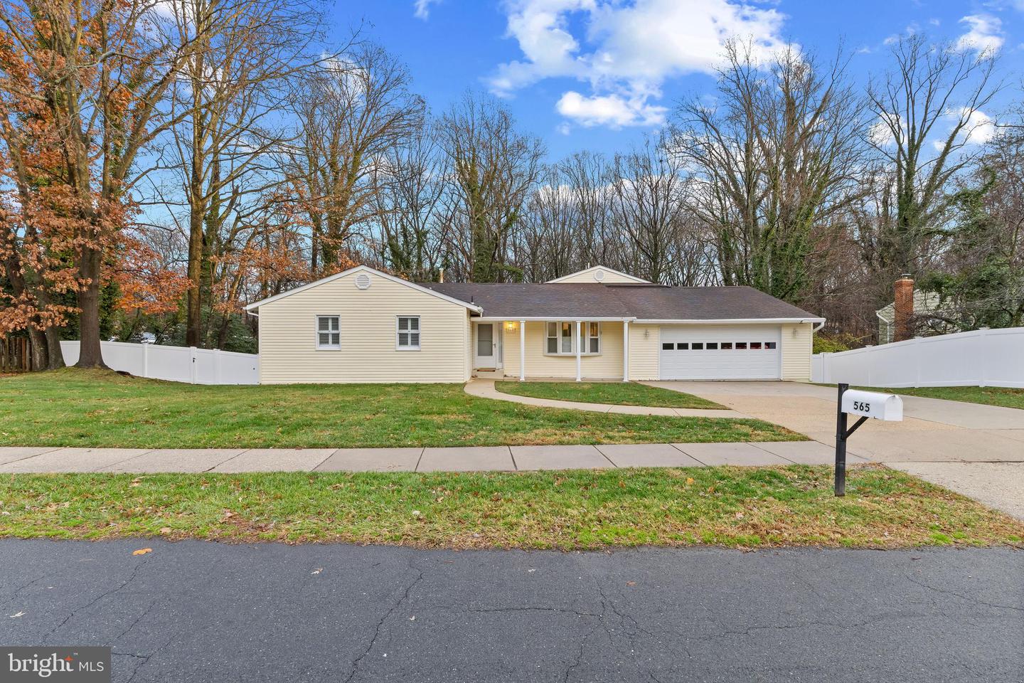 565 Wayward Dr, Annapolis