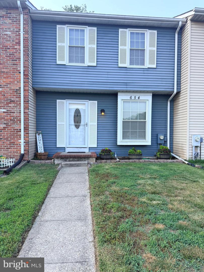 654 Paddle Wheel Court W
