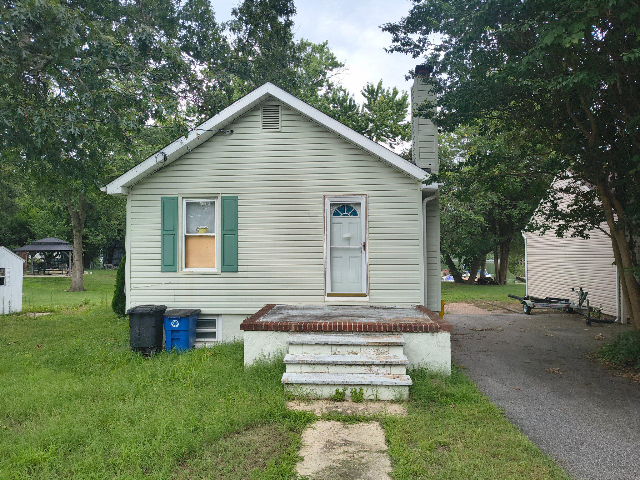 1704 Twickenham Road