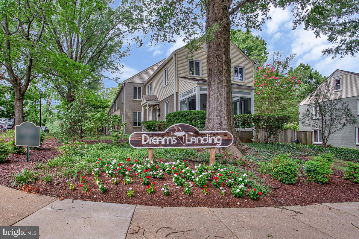 1006 Dreams Landing Way