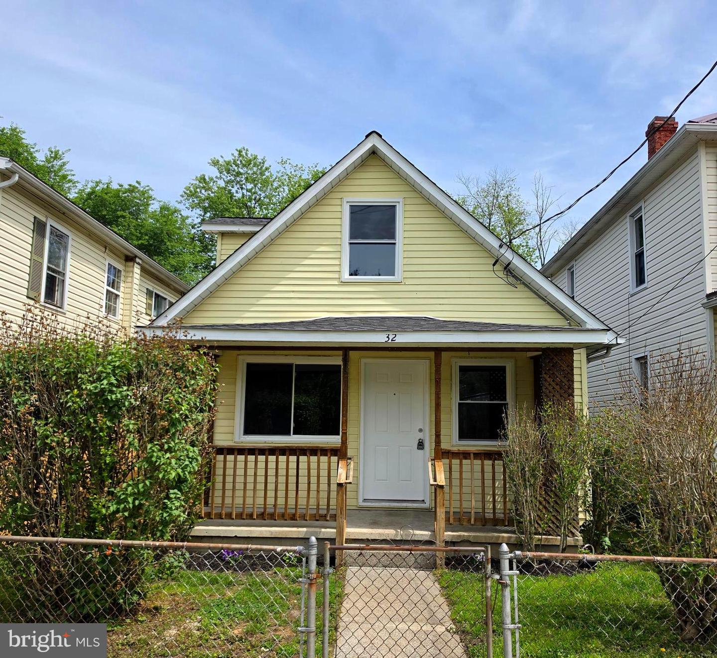 32 E Roberts Street