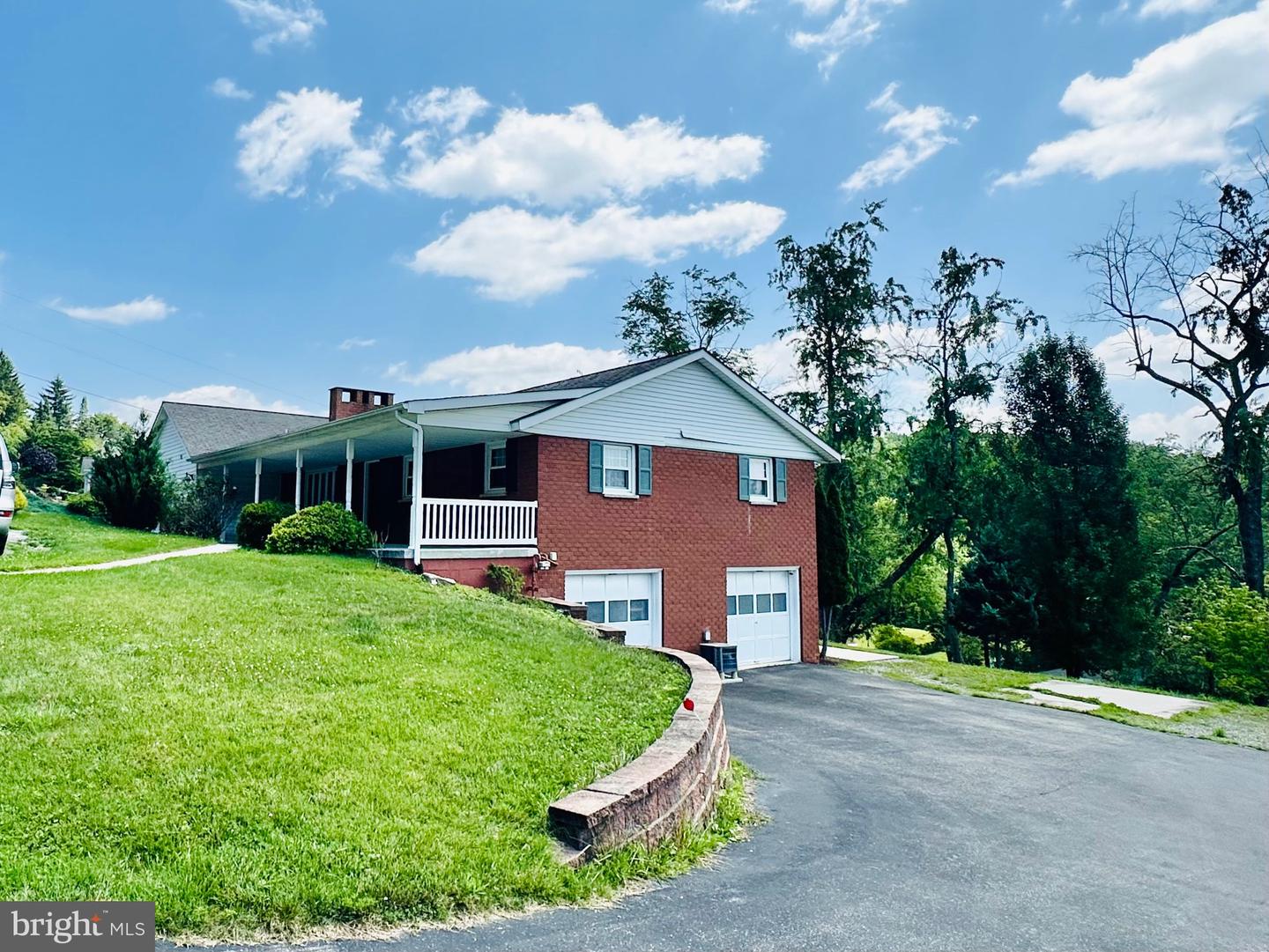 922 Dolly Terrace