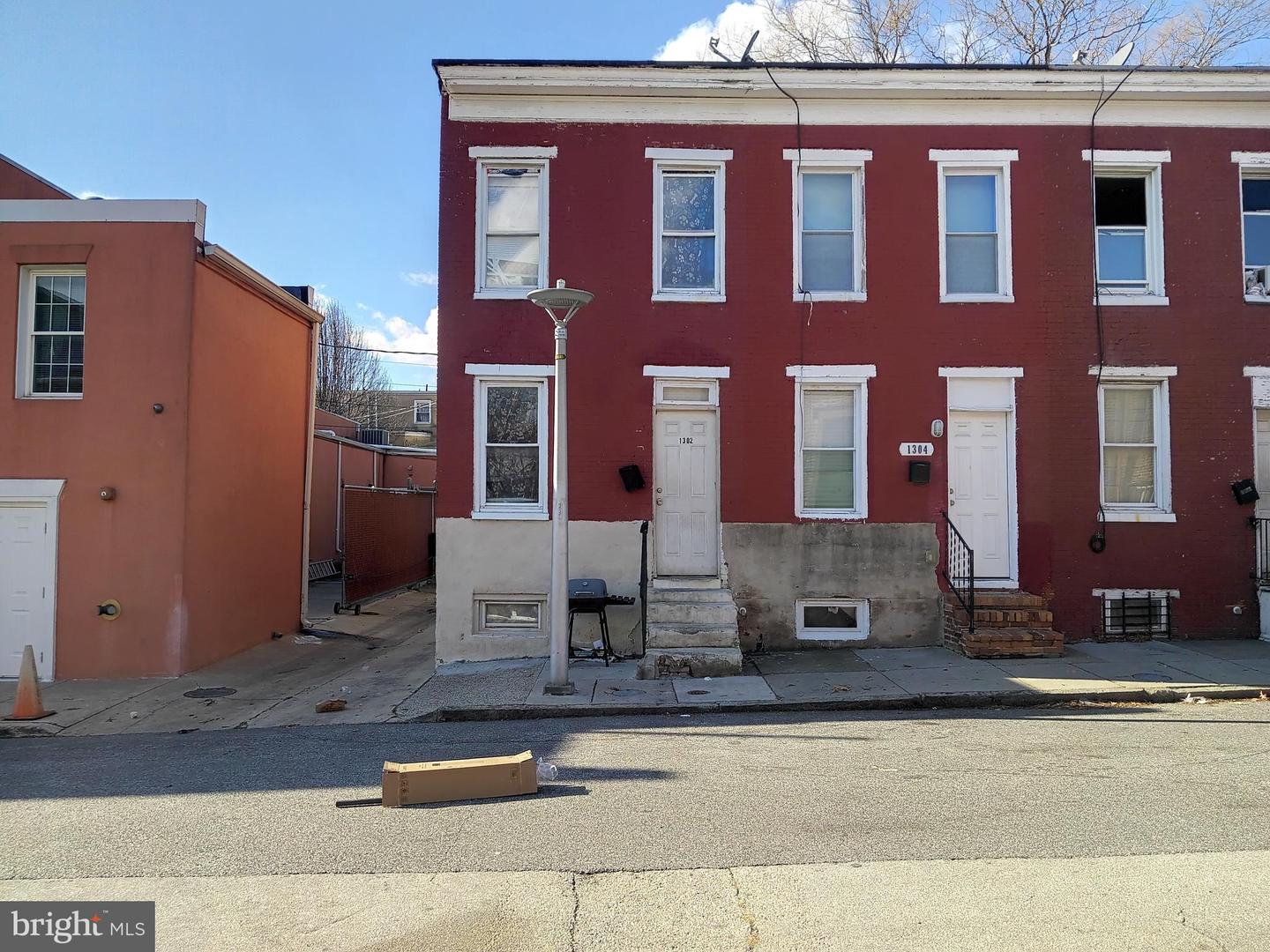 1302 N Spring St