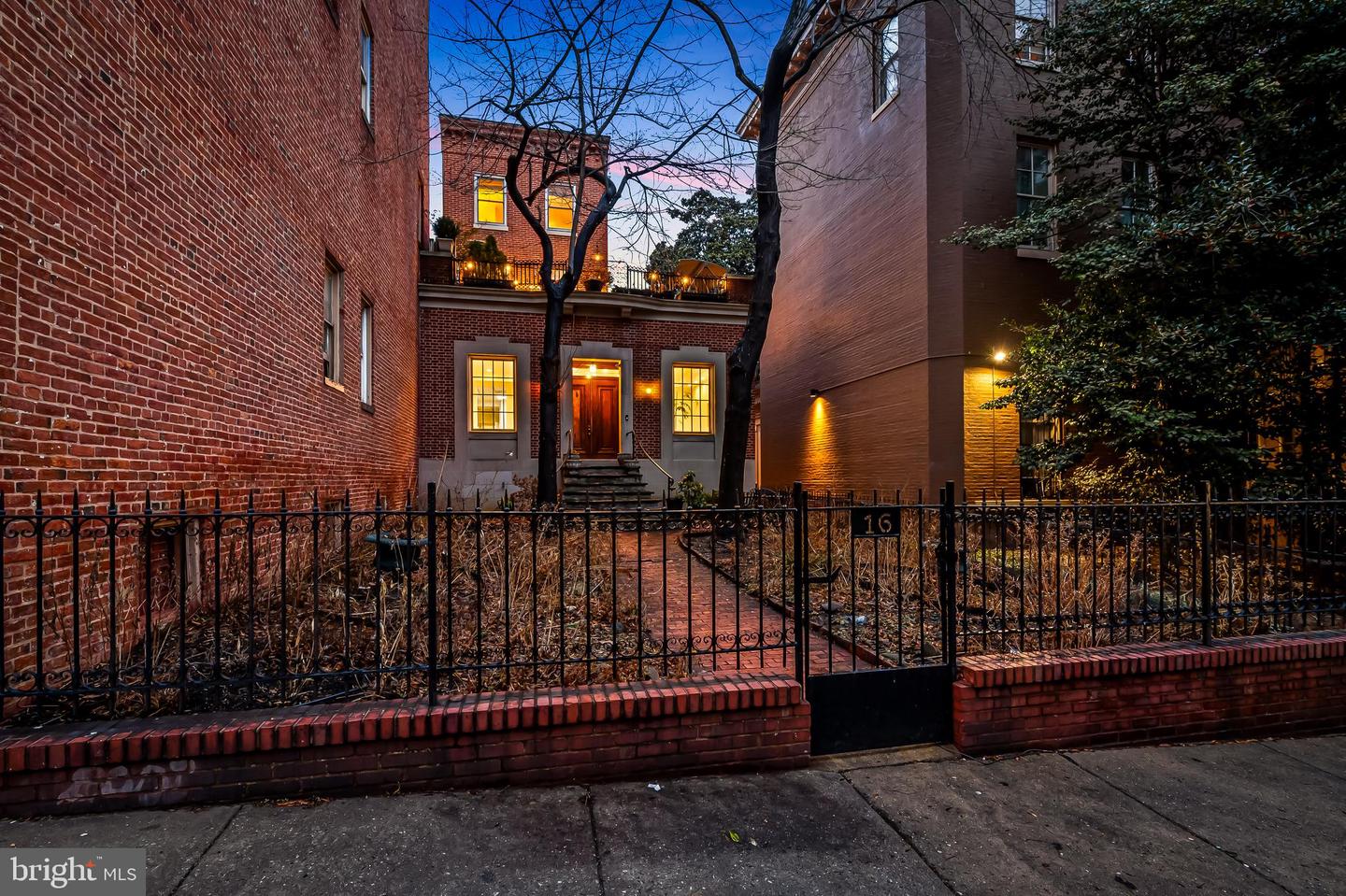16 W Read Street