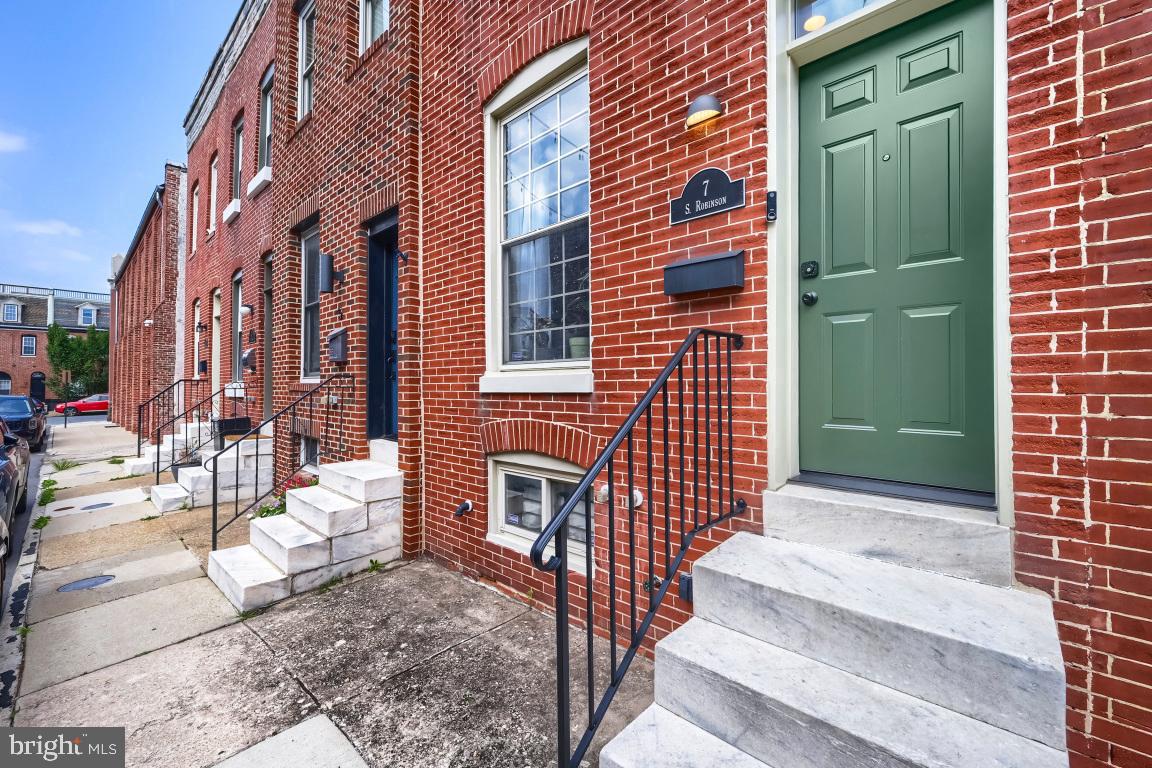 7 S Robinson Street