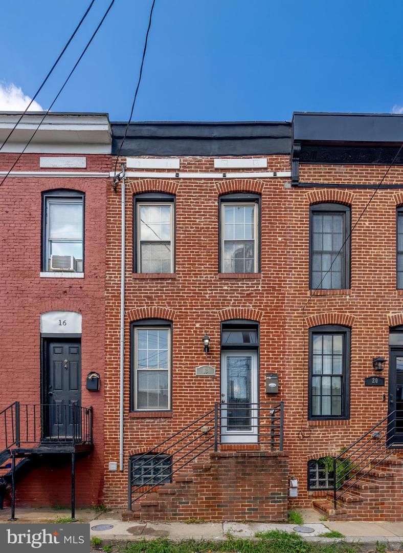18 Madeira Street N