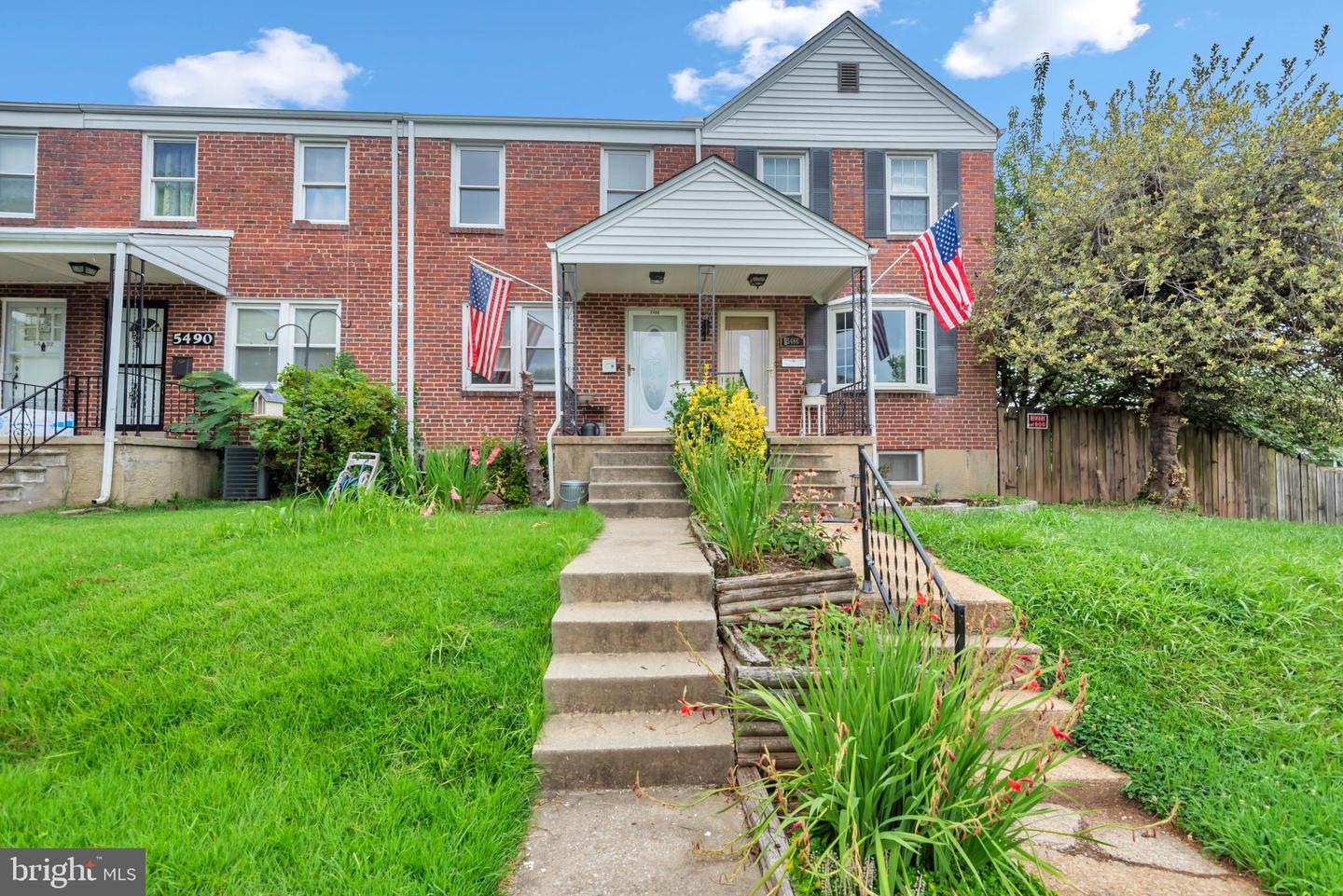 5488 Oakland Road, Arbutus