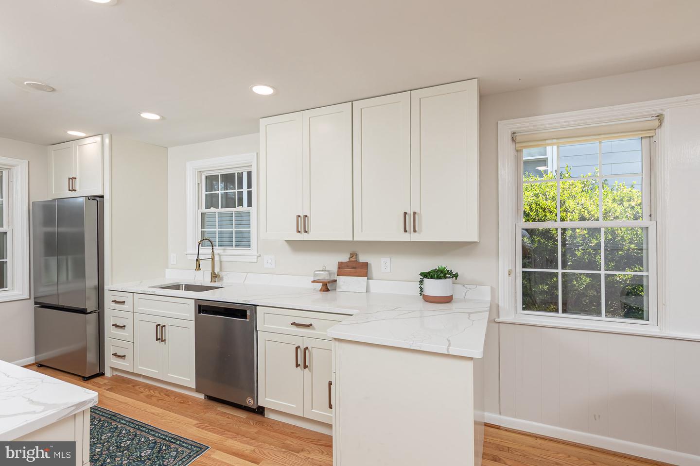 571 Woodbine Ave