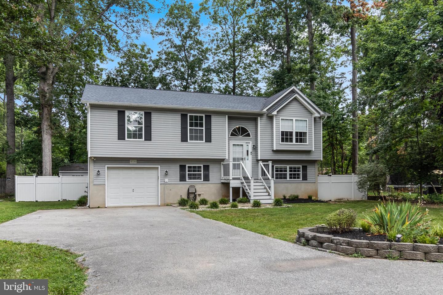816 Golden West Way, Lusby