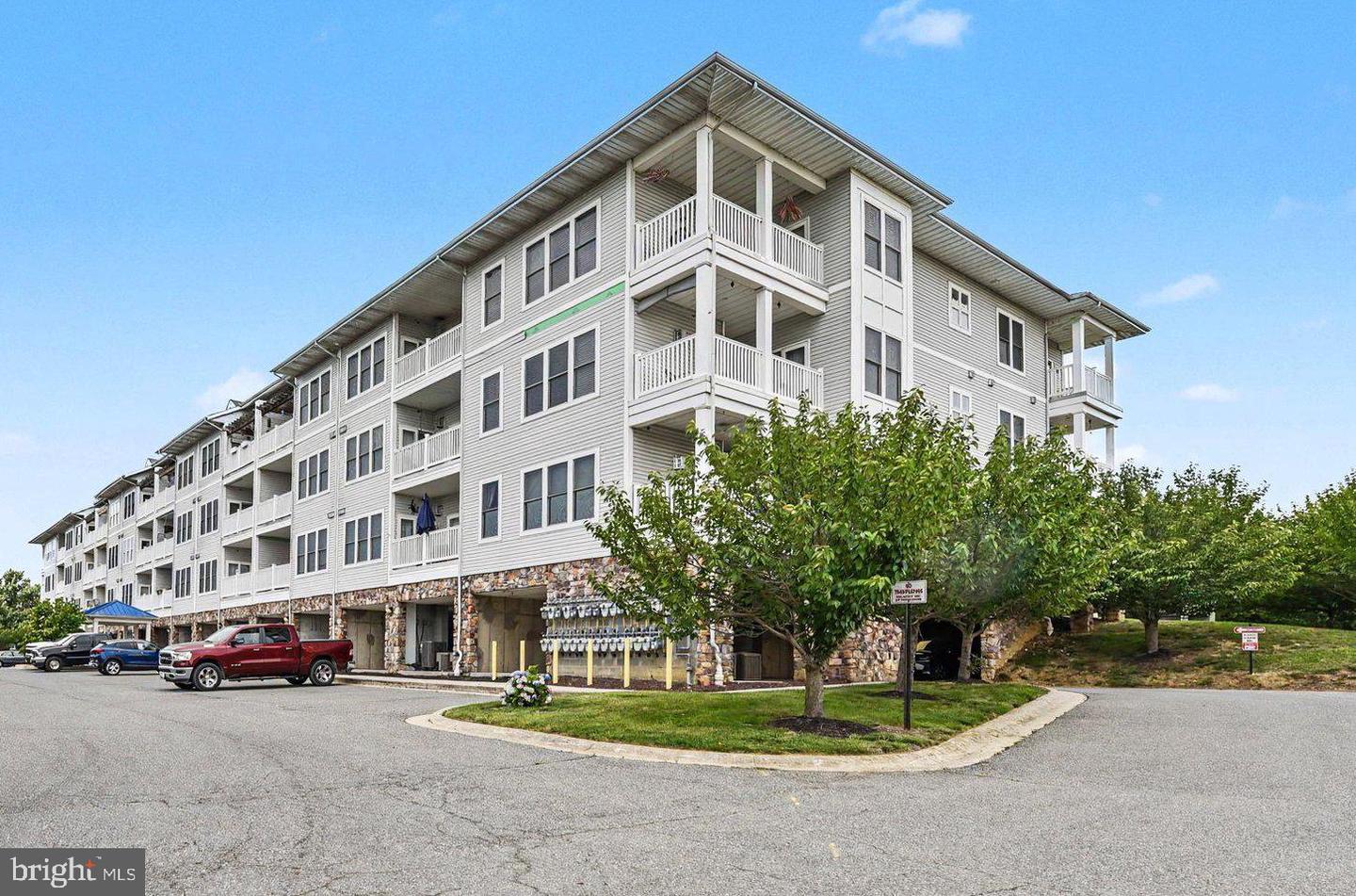 231 Roundhouse Drive #3i
