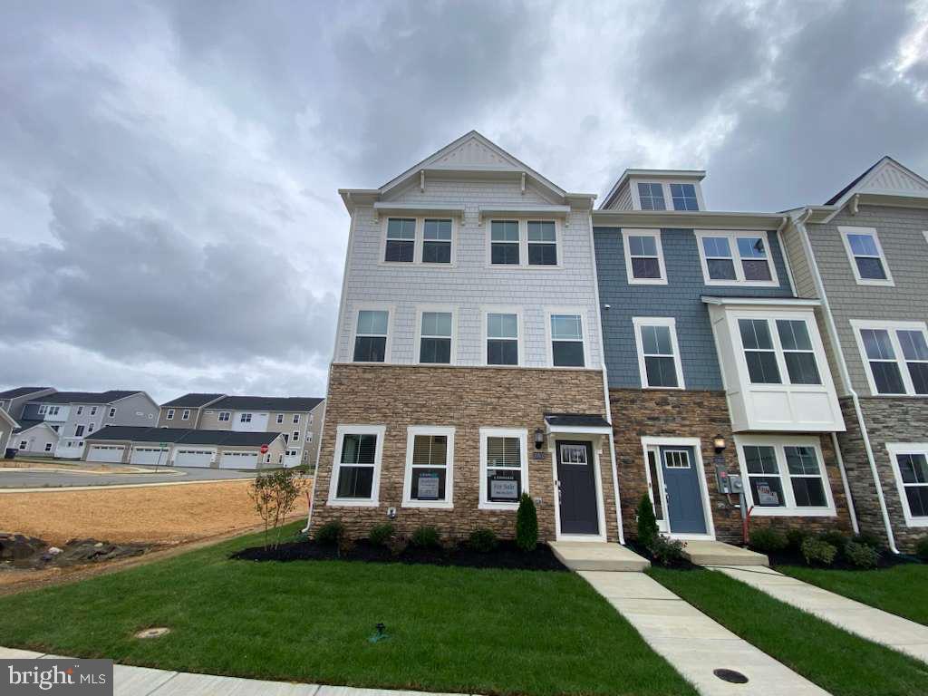 10602 Roundstone Ln, White Plains