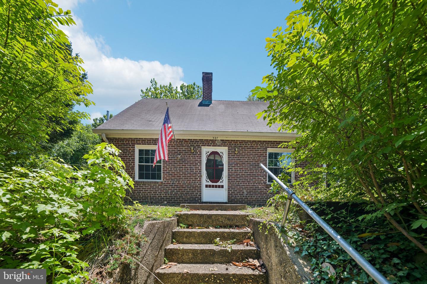 907 Charles Street