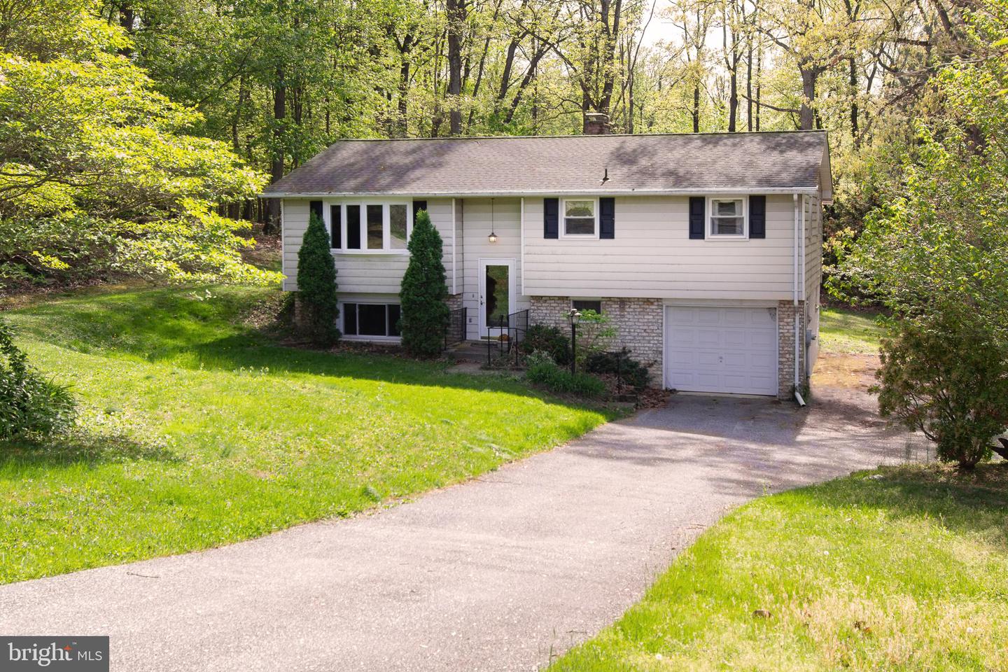 2322 Susanann Drive, Hampstead