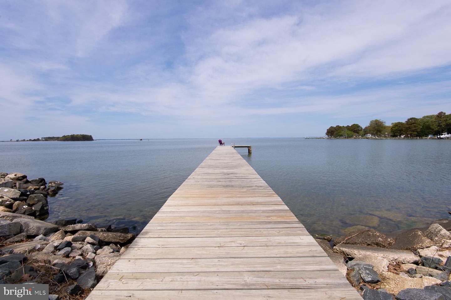 724 Twin Point Cove Road, Cambridge