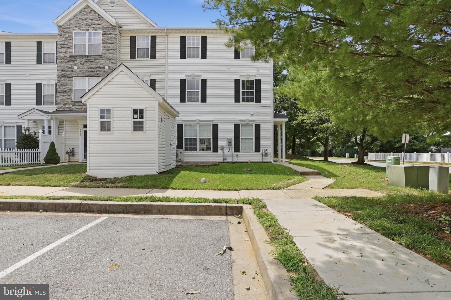 4900 Edgeware Terrace
