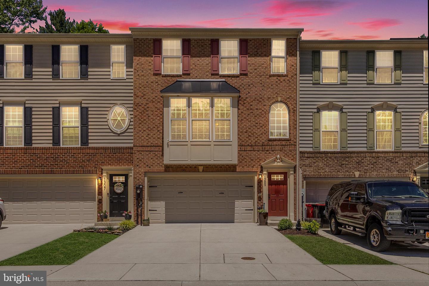 1305 Dickinson Court