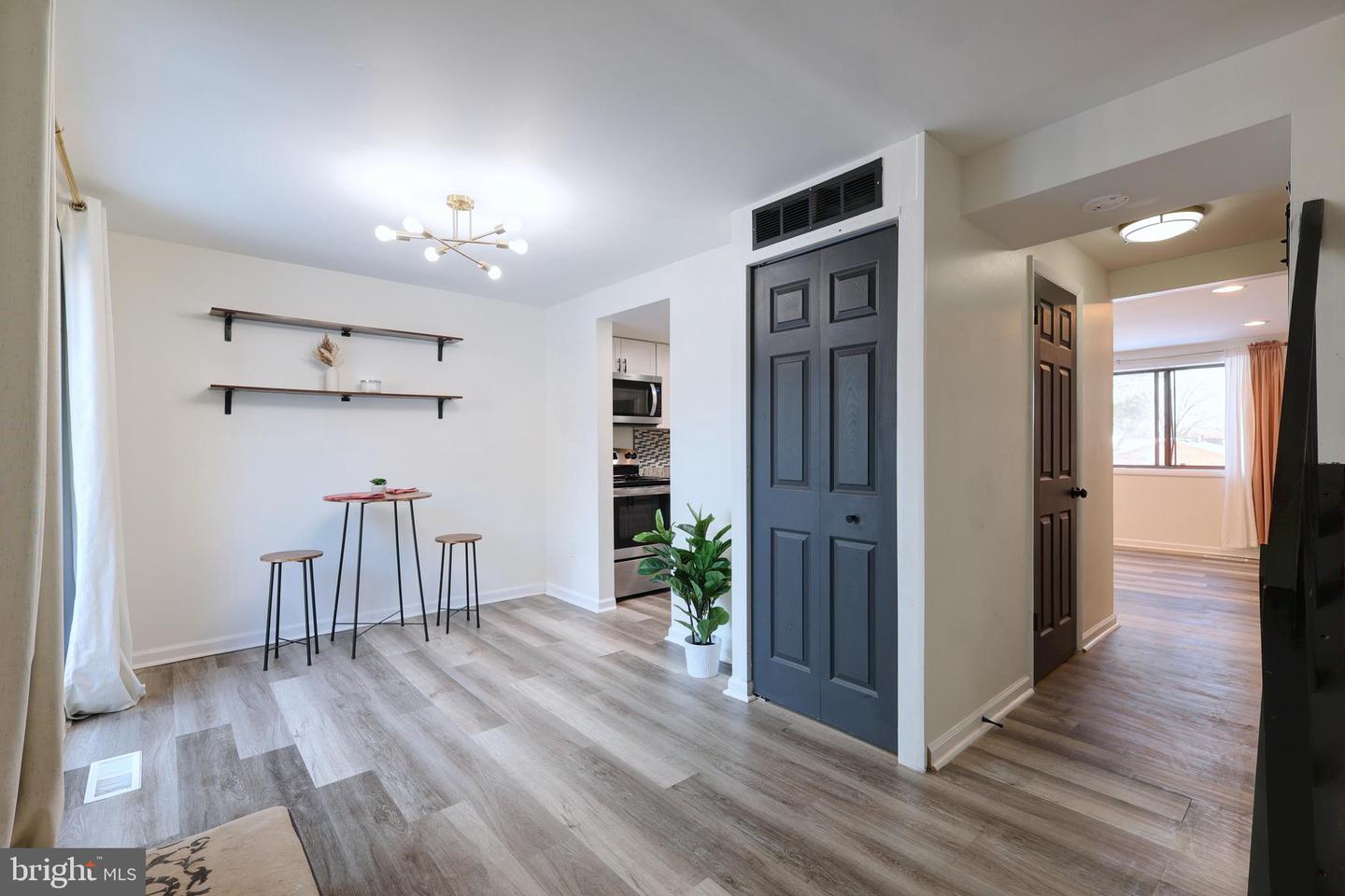 6583 Sweet Fern, Columbia