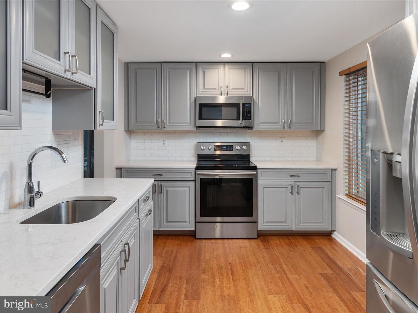 5390 White Mane, Columbia