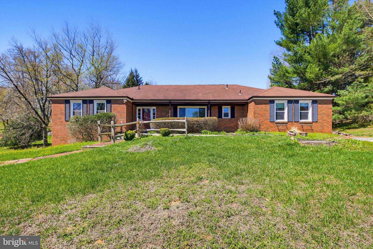 15884 Meadow Walk Road, Woodbine