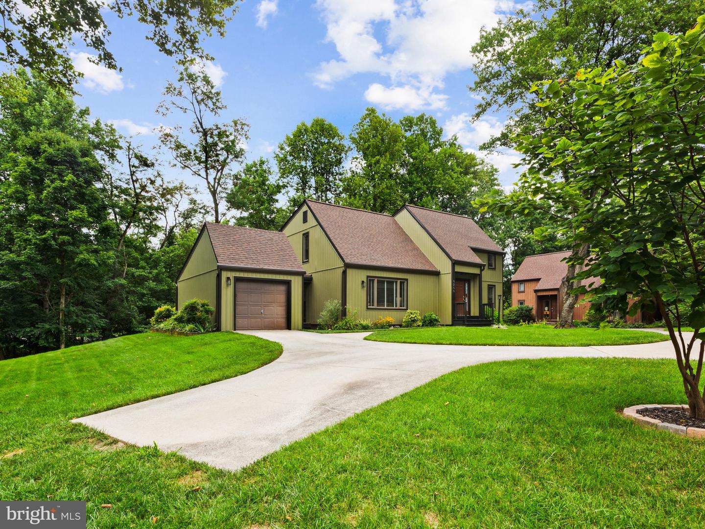 6259 Bright Plume, Columbia