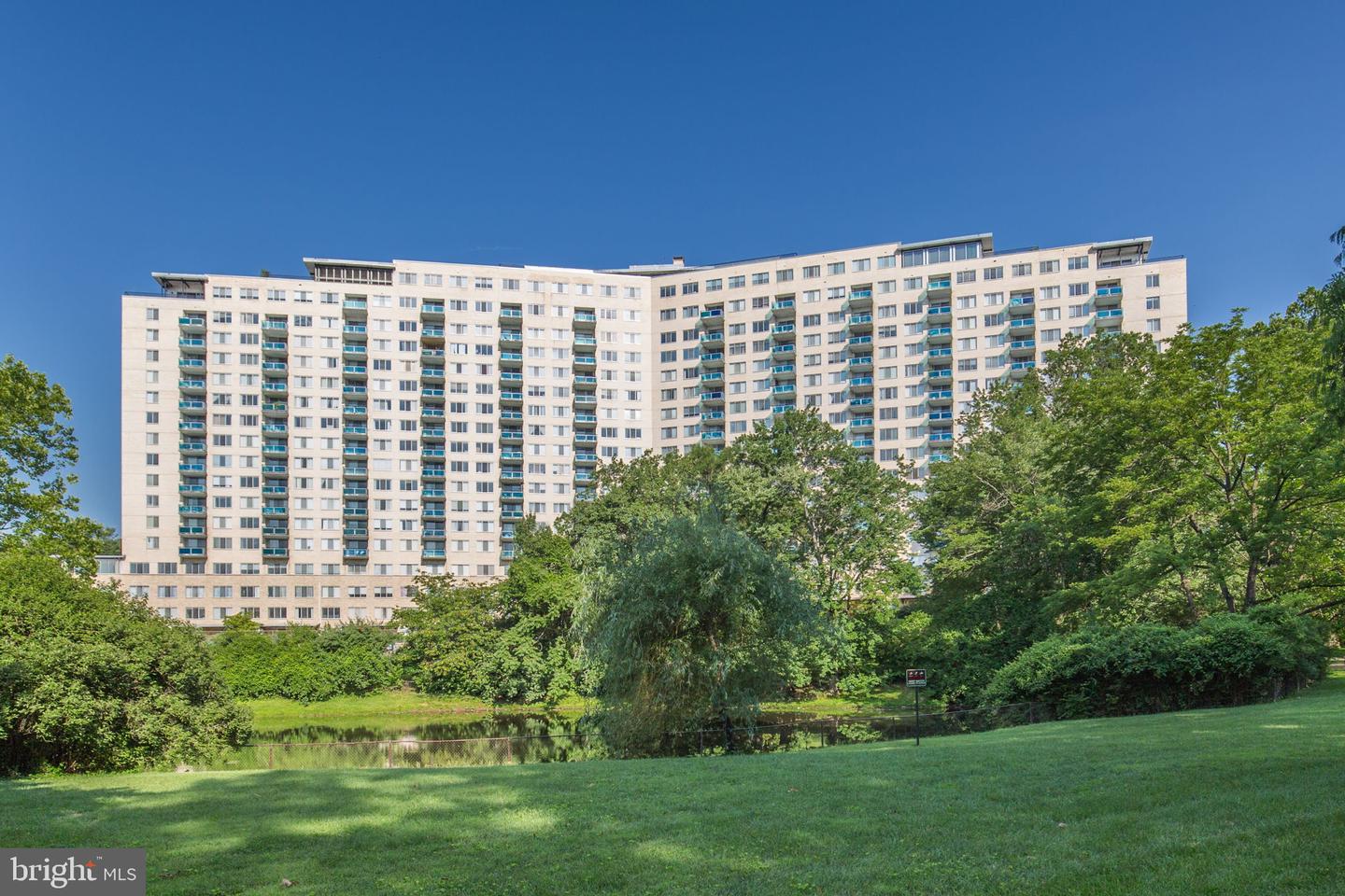 10401 Grosvenor Place #1528, Rockville