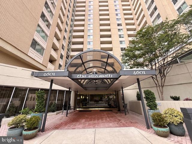 4601 N Park Avenue #715